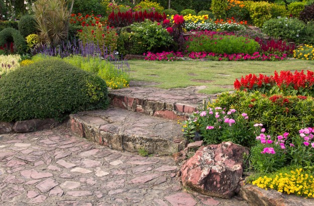 Keio Jardins_ Mantenimiento de un jardín vigoroso en primavera